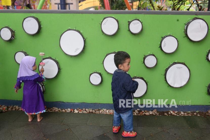 Wisatawan menggunakan fasilitas permainan edukasi Taman Pintar Yogyakarta, Rabu (25/12).