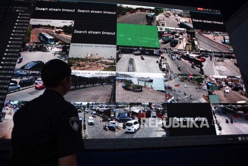 Petugas memantau lalu lintas arus mudik Natal dan Tahun Baru di ruang kontrol CCTV di Pelabuhan Merak, Cilegon, Banten, Rabu (25/12/2019).