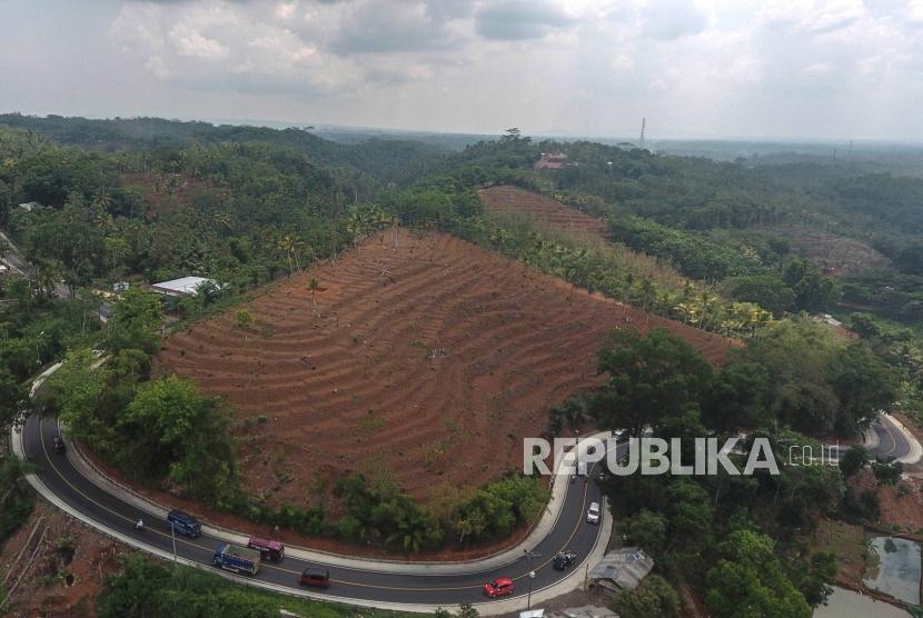 Foto udara kawasan hutan yang gundul akibat penebangan kayu di Alinayin, Kabupaten Ciamis, Jawa Barat, Kamis (25/12/2019).