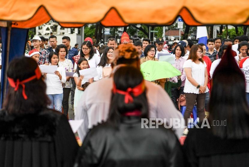 Jemaat Gereja Kristen Indonesia (GKI) Yasmin, Bogor dan Huria Kristen Batak Protestan (HKBP) Filadelfia, Bekasi melaksanakan ibadah perayaan Natal 2019 di seberang Istana Merdeka, Jakarta, Rabu (25/12/2019).