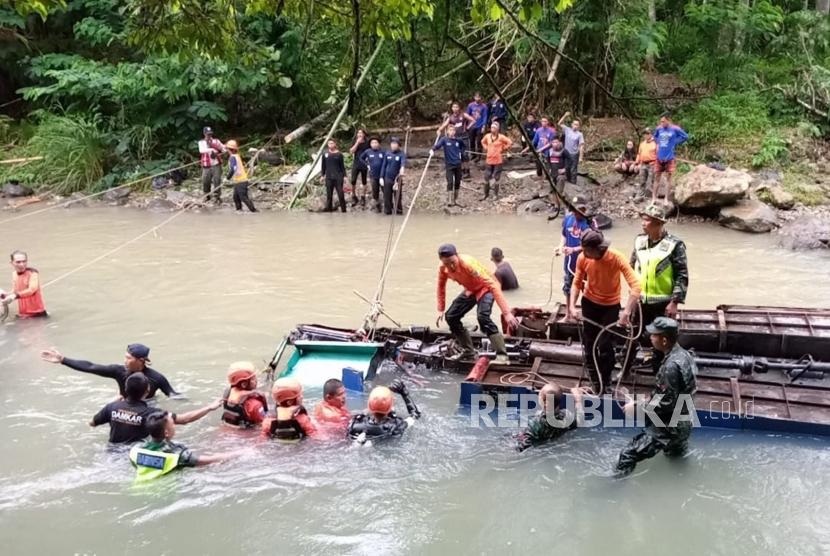 Petugas gabungan dari SAR Pagaralam, TNI, Polri, BPBD dan Tagana melakukan evakuasi Bus Sriwijaya rute Bengkulu - Palembang yang mengalami kecelakaan  di Liku Sungai Lematang, Prahu Dipo, Dempo Selatan, Kota Pagaralam, Sumatera Selatan, Rabu (25/12/2019). Sebanyak 16 korban meninggal dalam kecelakaan bus Sriwijaya adalah warga Bengkulu.