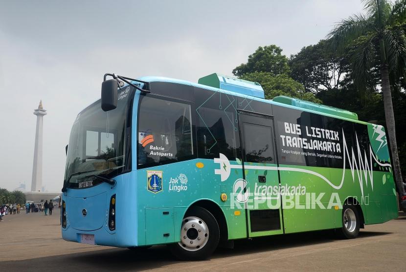 Bus listrik TransJakarta berkeliling di Kawasan Monas, Jakarta, Kamis (26/12).