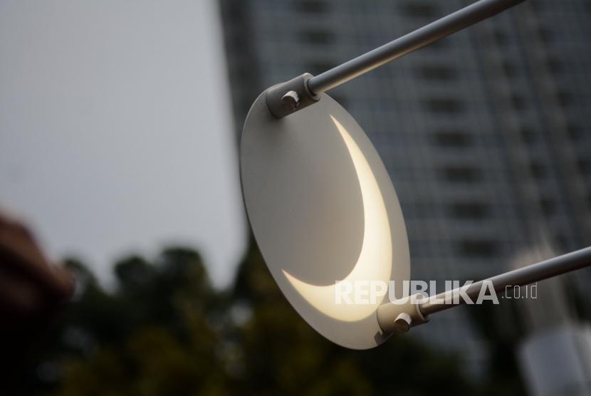 Bayangan  Gerhana Matahari Parsial melalui teleskop di Planetarium Taman Ismail Marzuki, Jakarta, Kamis (26/12).