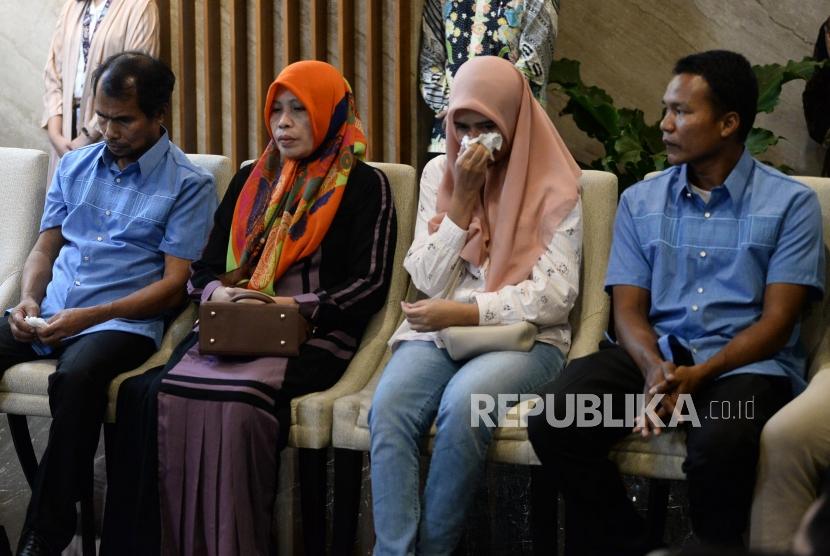 WNI yang sempat disandera kelompok Abu Sayyaf di Filipina Maharudin bin Lunani (kiri) dan Samiun bin Maneu (kanan) bersama keluarganya mengikuti acara penyerahterimaan WNI di Kantor Kementerian Luar Negeri, Jakarta, Kamis (26/12).