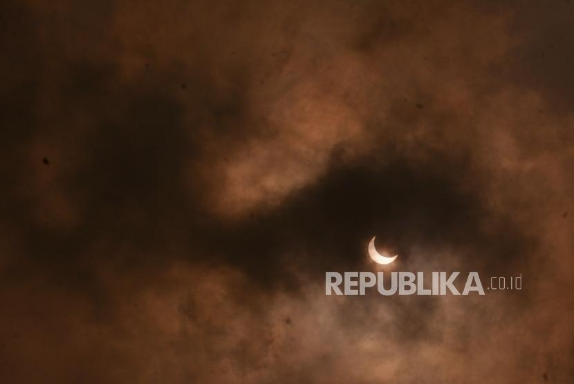 Fenomena Gerhana Matahari Parsial terlihat di Kawasan Planetarium Taman Ismail Marzuki, Jakarta, Kamis (26/12).
