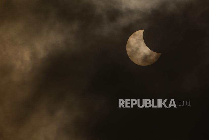 Fenomena Gerhana Matahari Parsial terlihat di Kawasan Planetarium Taman Ismail Marzuki, Jakarta, Kamis (26/12).