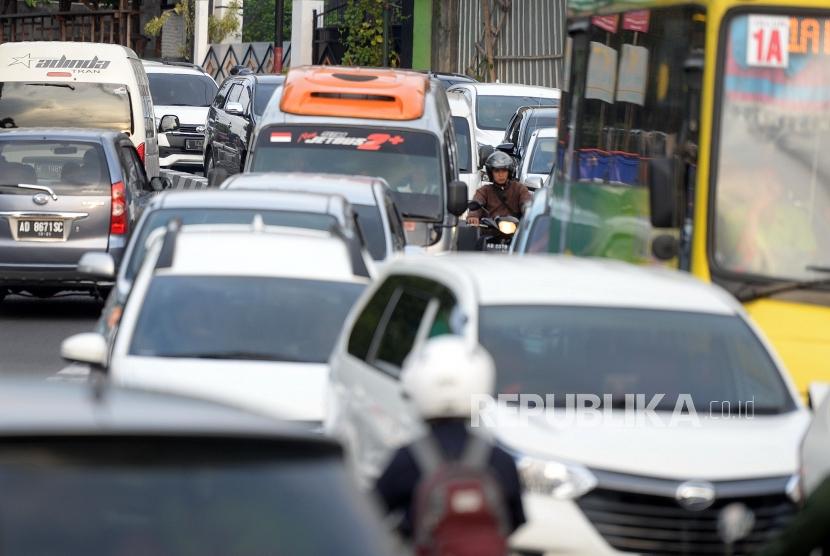 Akses Malioboro Macet. Kendaraan terjebak macet menuju Kawasan Malioboro, Yogyakarta, Kamis (26/12).