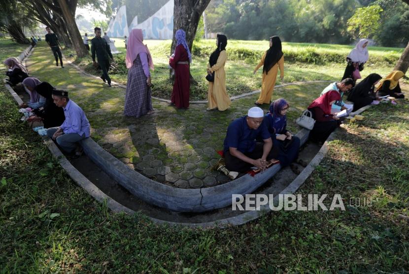 Warga memadati kuburan massal Siron untuk berziarah pada peringatan 15 tahun bencana gempa dan tsunami Aceh di Aceh Besar, Aceh, Kamis (26/12/2019).