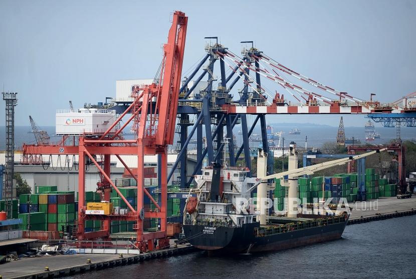 Aktivitas bongkar muat peti kemas di Pelabuhan Tanjung Priok, Jakarta, Jumat (27/12). Pemerintah mendorong ekspor di luar China.