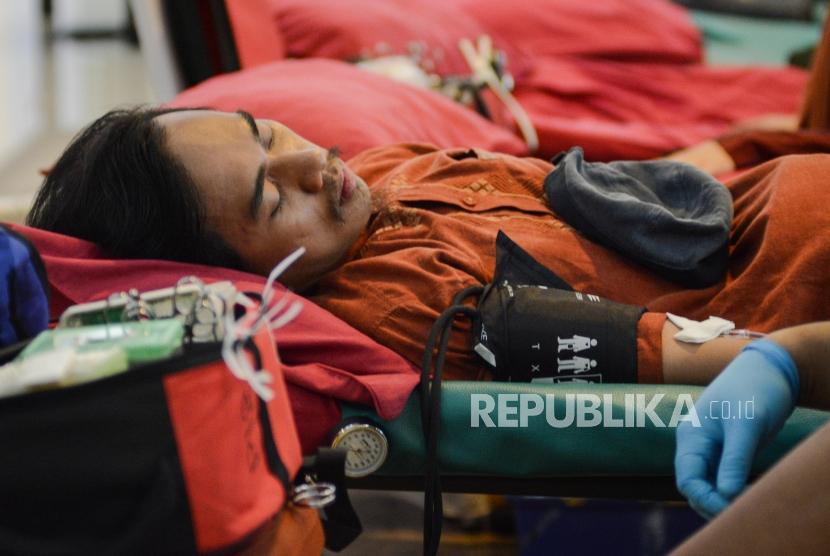 Pasien mendonorkan darah saat acara Festival Republik 2019 di Masjid Agung At-Tin, Jakarta, Jumat (27/12).