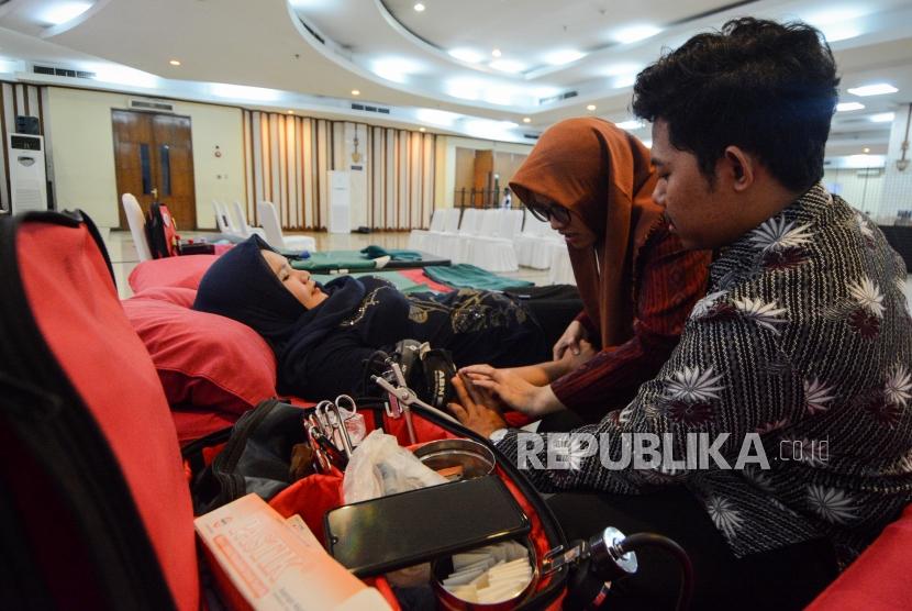 Pasien mendonorkan darah saat acara Festival Republik 2019 di Masjid Agung At-Tin, Jakarta, Jumat (27/12). Festival ini akan ditutup dengan Dzikir Nasional di malam pergantian tahun.