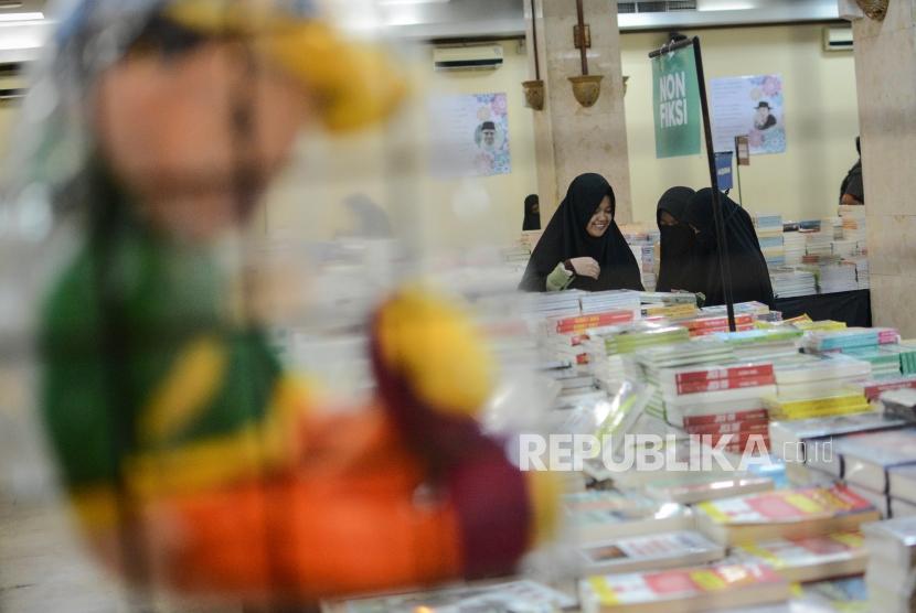 Pengunjung melihat bazaar buku di acara Festival Republik 2019 di Masjid Agung At-Tin, Jakarta, Jumat (27/12).