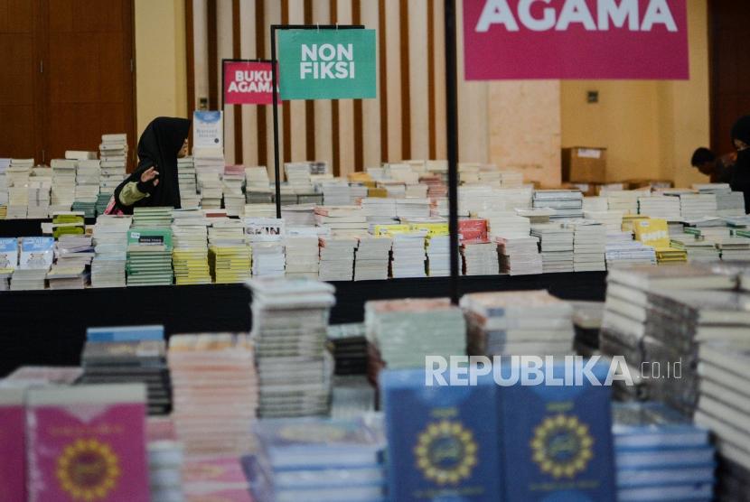 Pengunjung melihat bazaar buku di acara Festival Republik 2019 di Masjid Agung At-Tin, Jakarta, Jumat (27/12).