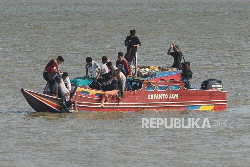 ABK kapal cepat dan penumpang menyelamatkan korban kecelakaan kapal yang terombang-ambing (ilustrasi)