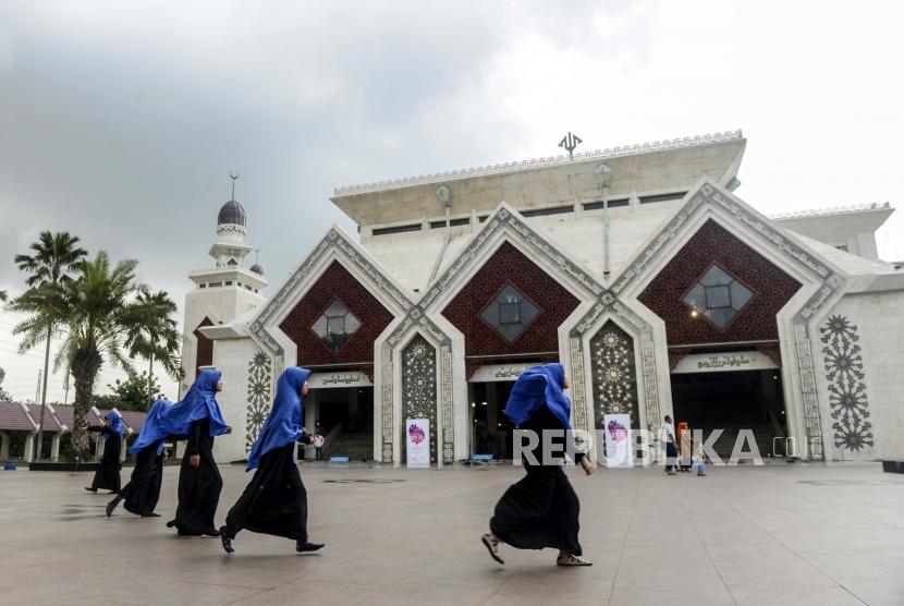 Anak-anak dari Yayasan Askar Kauny Ma'had bermain disela acara Festival Republik 2019 di Masjid At-Tin, Jakarta, Sabtu (28/12).