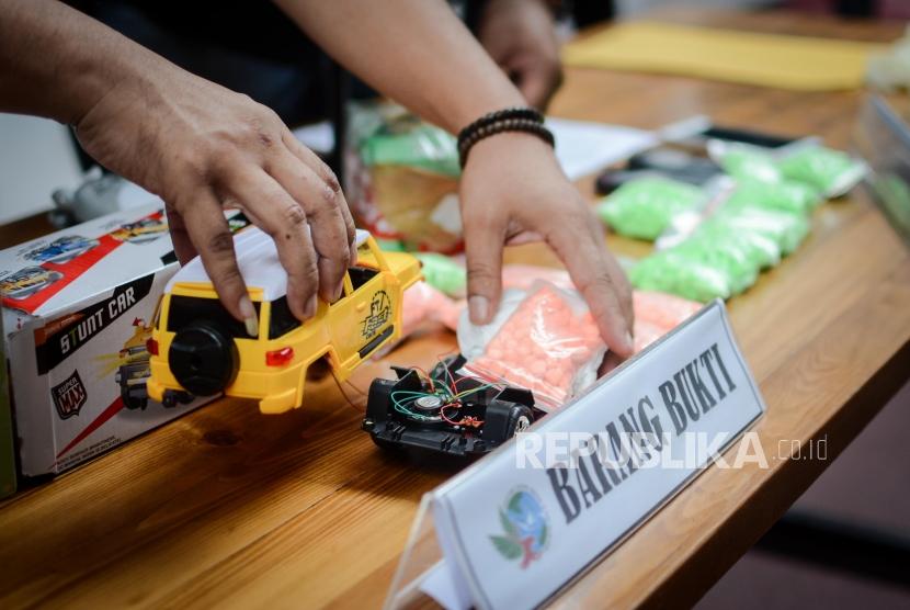 Barang bukti ekstasi saat keterangan pers terkait ungkap kasus narkoba di Polda Metro Jaya, Jakarta, Ahad (29/12).