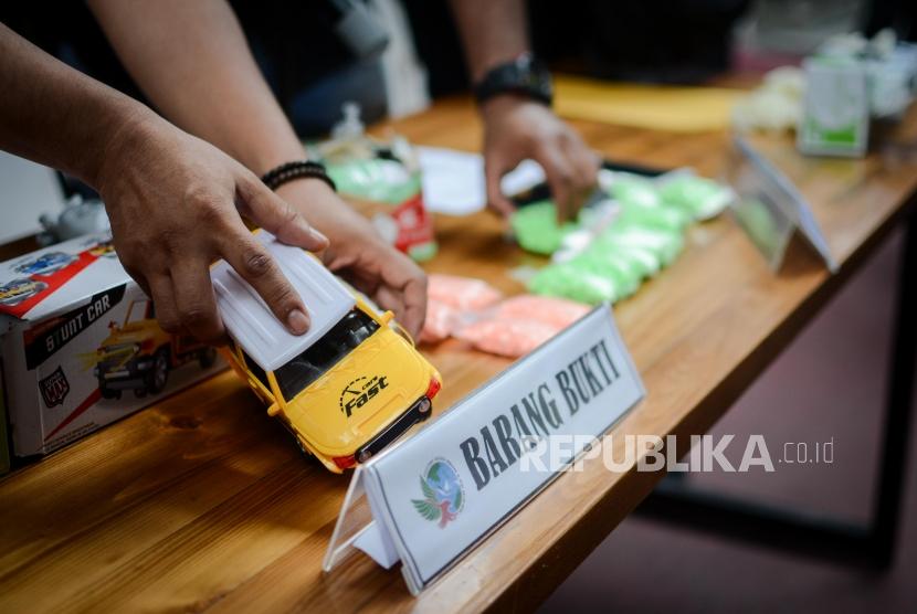 Barang bukti ekstasi saat keterangan pers terkait ungkap kasus narkoba di Polda Metro Jaya, Jakarta, Ahad (29/12).