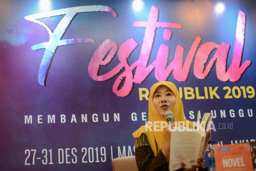 Novelis Asma Nadia memaparkan materinya saat workshop kepenulisan pada gelaran Festival Republik 2019 di Masjid At-tin, Taman Mini Indonesia Indah (TMII), Jakarta, Ahad (29/12).
