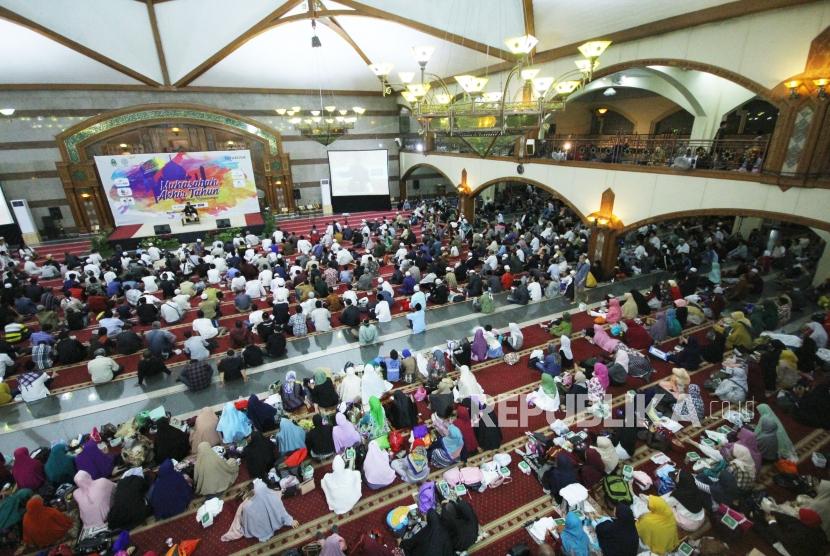 Ribuan masyarakat memadati acara Muhasabah Akhir Tahun, di Masjid Pusdai, Kota Bandung, Senin (31/12/2018).