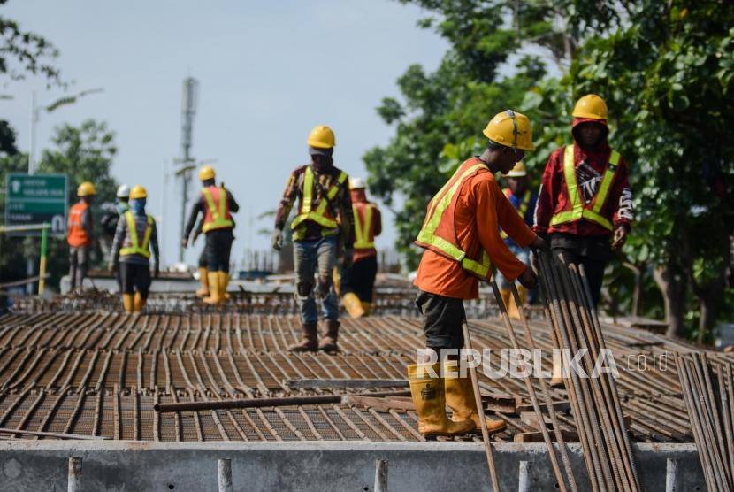 Pekerja menyelesaikan proyek pembangunan jalan layang Lenteng Agung, Jakarta.