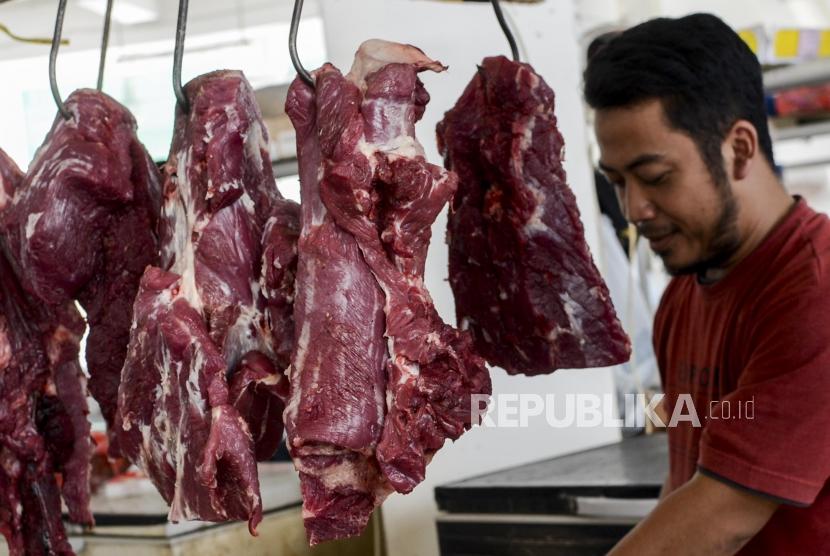 Seorang pedagang saat memotong daging sapi di Pasar Rumput, Manggarai, Jakarta.