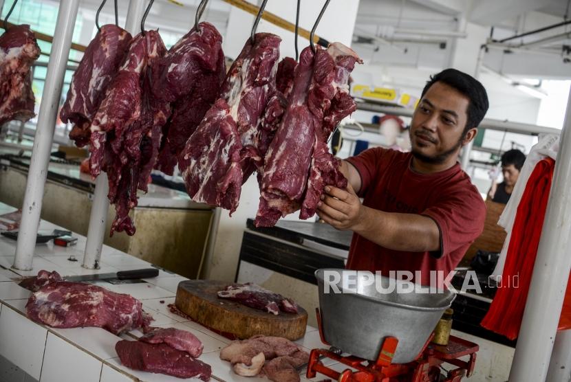 Seorang pedagang saat memotong daging sapi di Pasar Rumput, Manggarai, Jakarta, Senin (30/12). Perum Bulog menyatakan siap mengimpor daging kerbau asal India sebanyak 25 ribu ton untuk menghadapi kebutuhan bulan Puasa dan Lebaran tahun ini. 