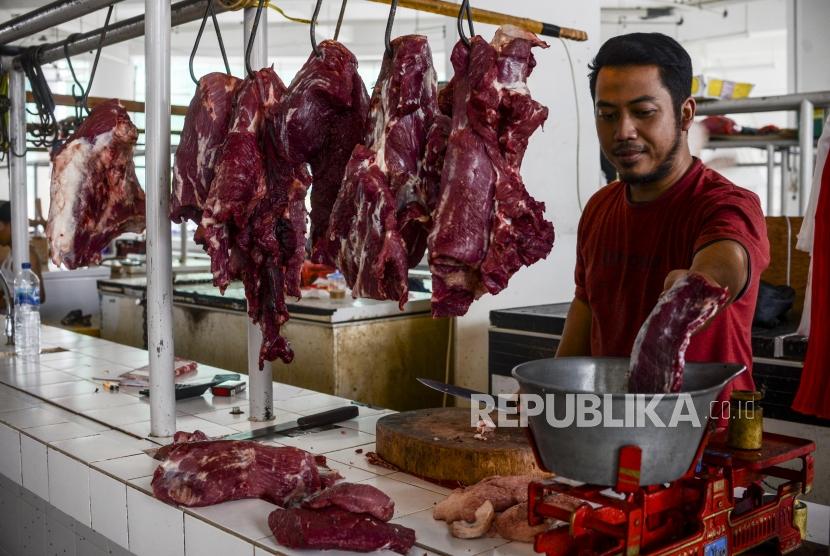 Seorang pedagang menimbang daging sapi.  Harga daging sapi pada sejumlah pasar tradisional di Kota Mataram, Nusa Tenggara Barat, pada H-2 Idul Fitri 1441 Hijriah, mencapai Rp 150 ribu per kilogram dari harga normal sekitar Rp 125 ribu hingga 130 ribu per kilogram.