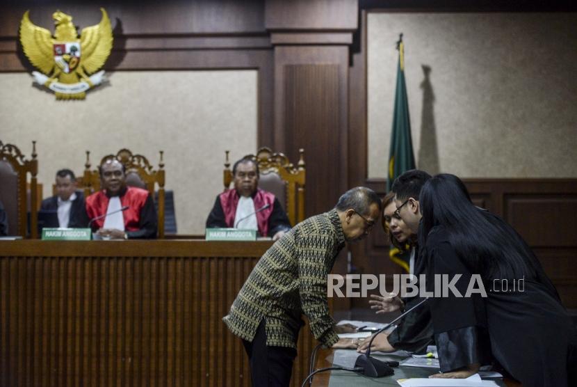 Mantan Direktur Utama Utama PT Garuda Indonesia (Persero) Tbk, Emirsyah Satar berdiskusi dengan kuasa hukumnya disela menjalani sidang di Pengadilan Tipikor, Jakarta, Senin (30/12).