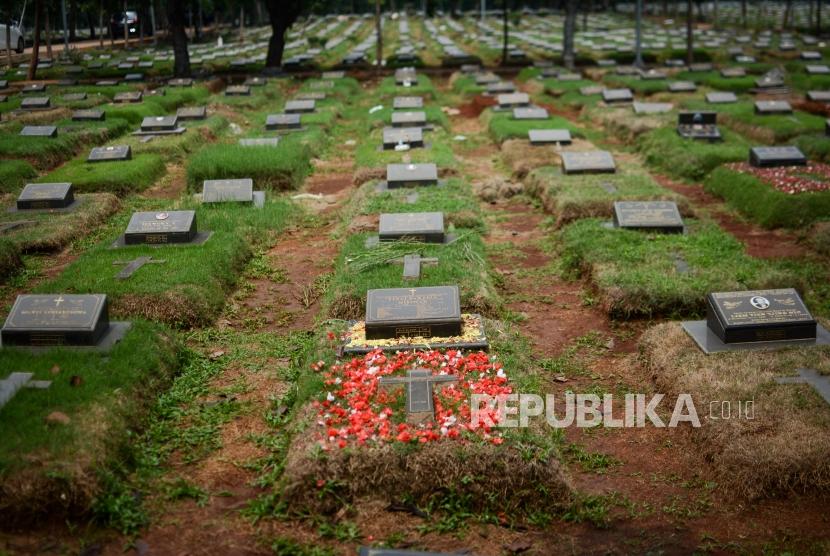 Suasana Tempat Pemakaman Umum  (TPU) Pondok Ranggon, Cipayung, Jakarta, Minggu (30/12).