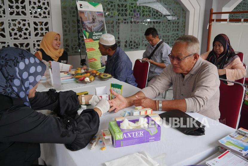 Kegiatan pemeriksaan kesehatan gratis pada acara Muhasabah Akhir Tahun Republika, di Pusdai Jawa Barat, Jalan Diponegoro, Kota Bandung, Selasa (31/12).