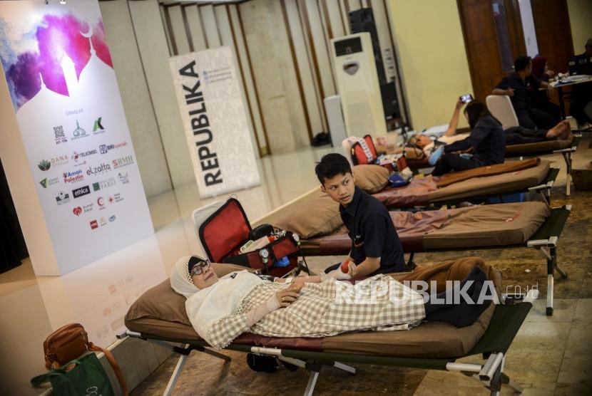 Sejumlah pengunjung melakukan donor darah saat acara Festival Republik.