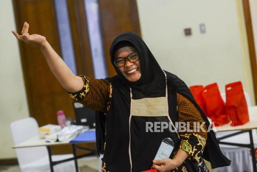 Seorang pengunjung usai melakukan donor darah saat acara Festival Republik dan Dzikir Nasional 2019 di Masjid Agung At- Tin, Jakarta, Selasa (31/12).