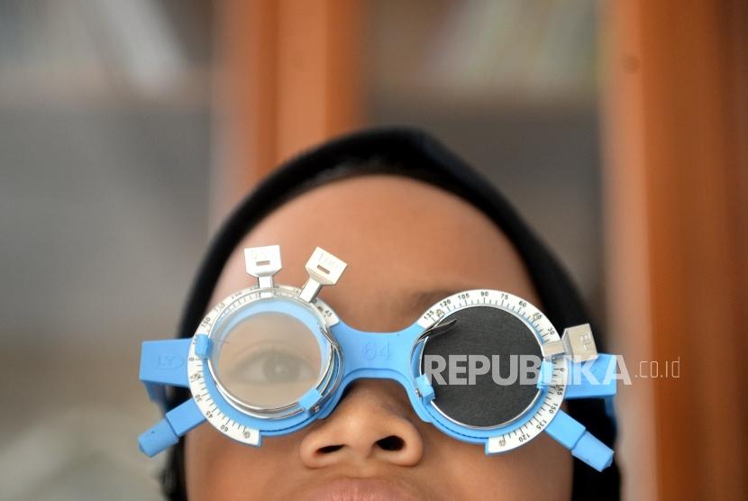 Pemeriksaan mata anak. Ada tiga penyakit mata yang paling sering dialami warga Jakarta.