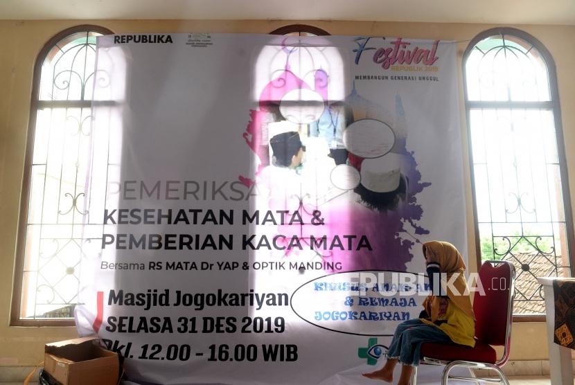 Pemeriksaan Mata Anak Gratis. Petugas kesehatan dari Rumah Sakit Mata Dr Yap memeriksa mata anak-ana saat Festival Republika 2019 di Masjid Jogokariyan, Yogyakarta, Selasa (31/12).