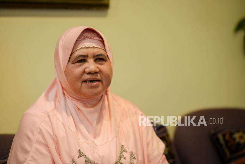 Ustazah Mamah Dedeh berpose untuk Republika disela-sela aktivitas tausiyah pada gelaran Festival Republik dan Dzikir Nasional 2019 di Masjid Agung At-Tin, Taman Mini Indonesia Indah (TMII), Jakarta, Selasa (31/12).