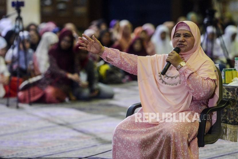 Ustazah Mamah Dedeh adalah salah satu pendakwah perempuan yang ada saat ini. Foto Mamah Dedeh saat memberikan tausiyah saat acara Festival Republik dan Dzikir Nasional 2019 di Masjid Agung At- Tin, Jakarta, Selasa (31/12).