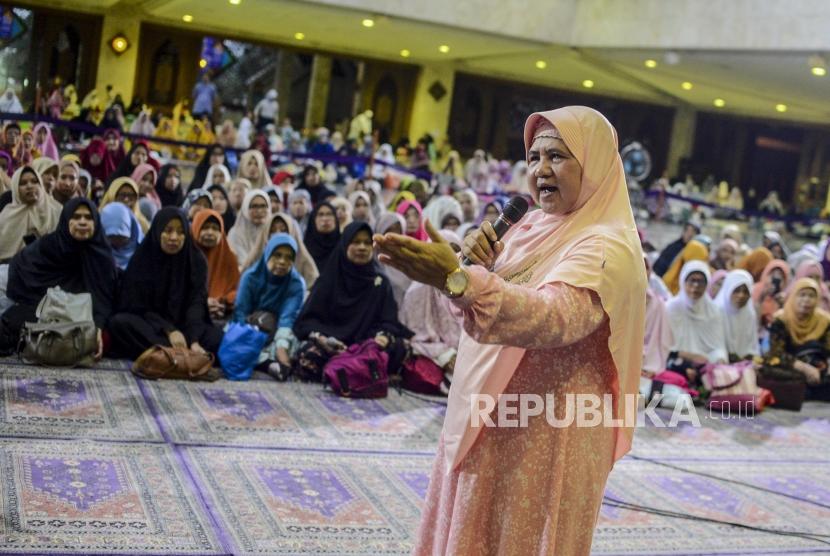 Ustazah Mamah Dedeh memberikan tausiyah saat acara Festival Republik dan Dzikir Nasional 2019 di Masjid Agung At- Tin, Jakarta, Selasa (31/12).