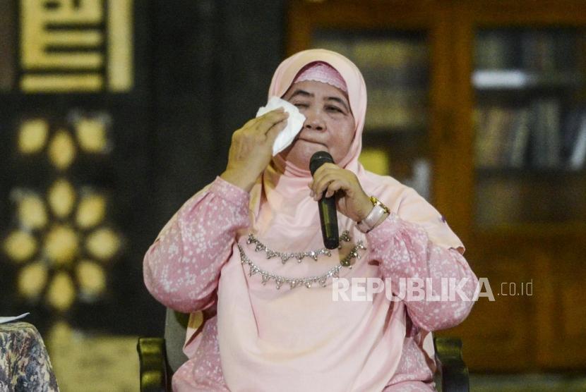 Ustadzah Mamah Dedeh mengelap keringat saat acara Festival Republik dan Dzikir Nasional 2019 di Masjid Agung At- Tin, Jakarta, Selasa (31/12).