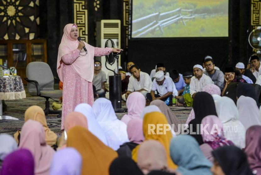 Ustazah Mamah Dedeh memberikan tausiyah saat acara Festival Republik dan Dzikir Nasional 2019 di Masjid Agung At- Tin, Jakarta, Selasa (31/12).