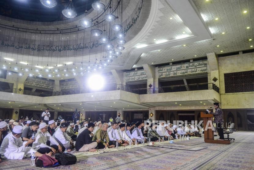 Menteri Agama Fachrul Razi menyampaikan sambutan saat acara Festival Republik dan Dzikir Nasional 2019 di Masjid Agung At- Tin, Jakarta, Selasa (31/12).