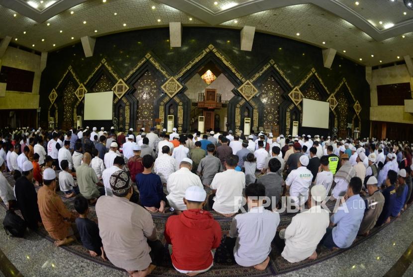 Jemaah melaksanakan shalat Maghrib saat acara Festival Republik dan Dzikir Nasional 2019 di Masjid Agung At- Tin, Jakarta, Selasa (31/12).