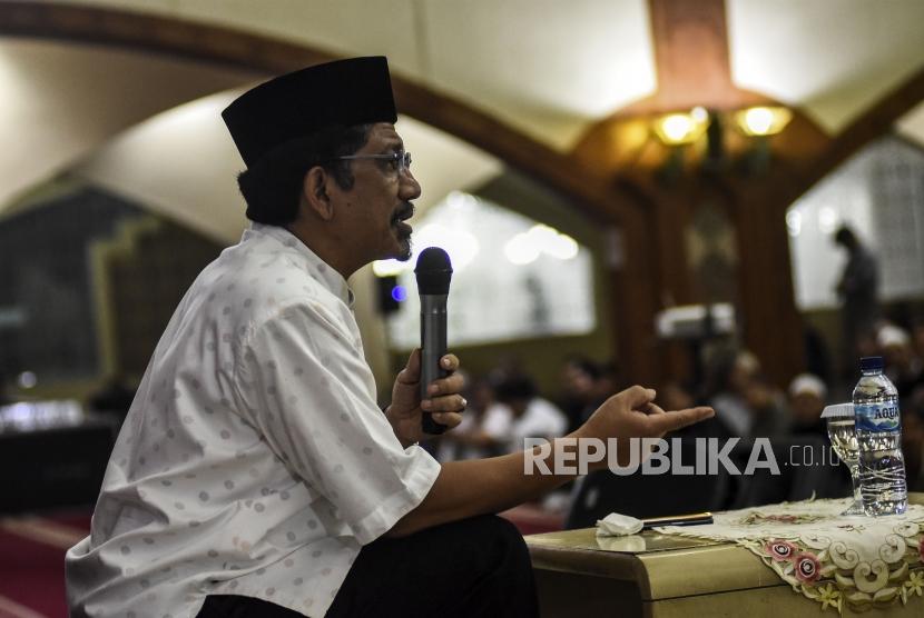 Shalat berjamaah di masjid harusnya jadi miniatur dalam kehidupan . Foto: KH Athian Ali Dai memberikan tausiah pada gelaran Muhasabah Akhir Tahun Republika 2019 di Masjid Pusat Dakwah Islam (Pusdai), Kota Bandung, Selasa (31/12).