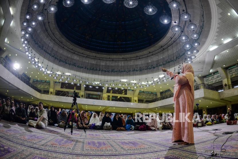 Ustadzah Mamah Dedeh memberikan tausiyah saat acara Festival Republik dan Dzikir Nasional 2019 di Masjid Agung At- Tin, Jakarta, Selasa (31/12).