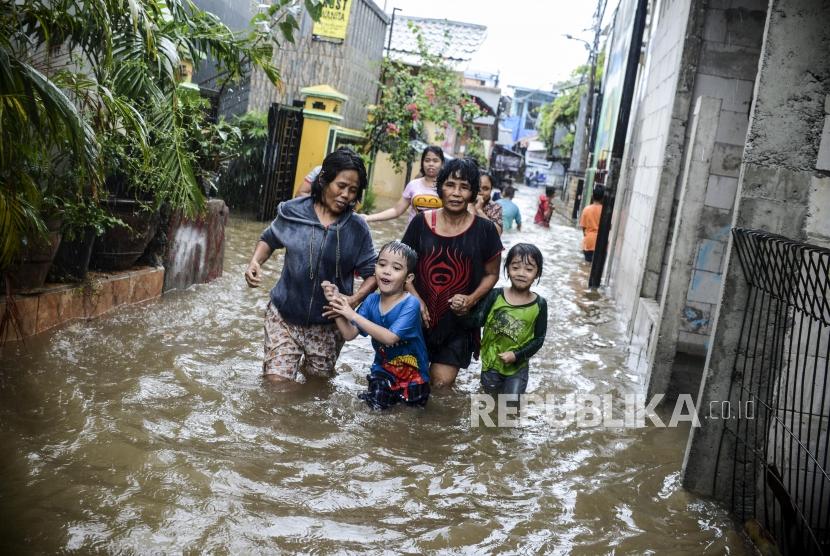 Sejumlah warga melintasi genangan banjir di Jakarta (ilustrasi). Seorang bayi terjebak banjir di Kelurahan Cipinang Melayu RT04/04, Kecamatan Makassar, Jakarta Timur, Rabu (1/1) pagi. Evakuasi dipimpin langsung oleh Direktur Sabhara Polda Metro Jaya, Kombes Pol Ngajib.