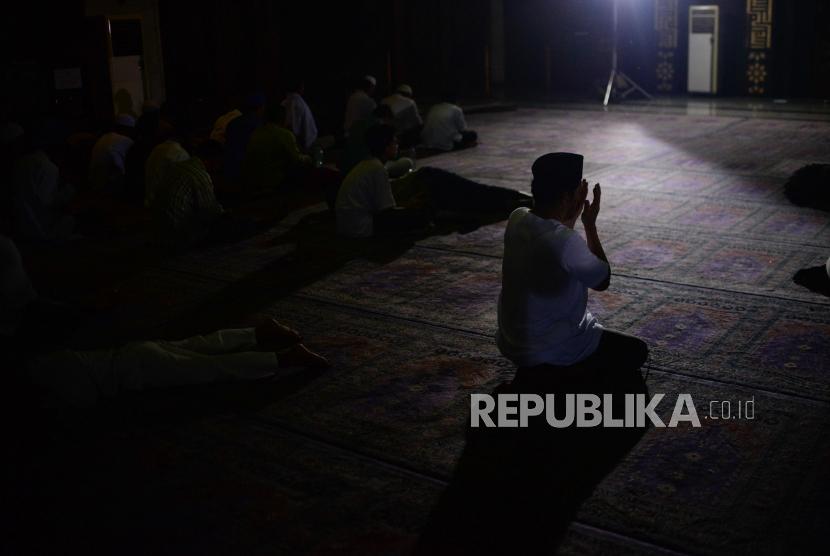 Sejumlah jemaah saat dzikir dalam rangka muhasabah akhir tahun pada gelaran Festival Republik dan Dzikir Nasional 2019 di Masjid Agung At-Tin, Taman Mini Indonesia Indah (TMII), Jakarta, Rabu (1/1).