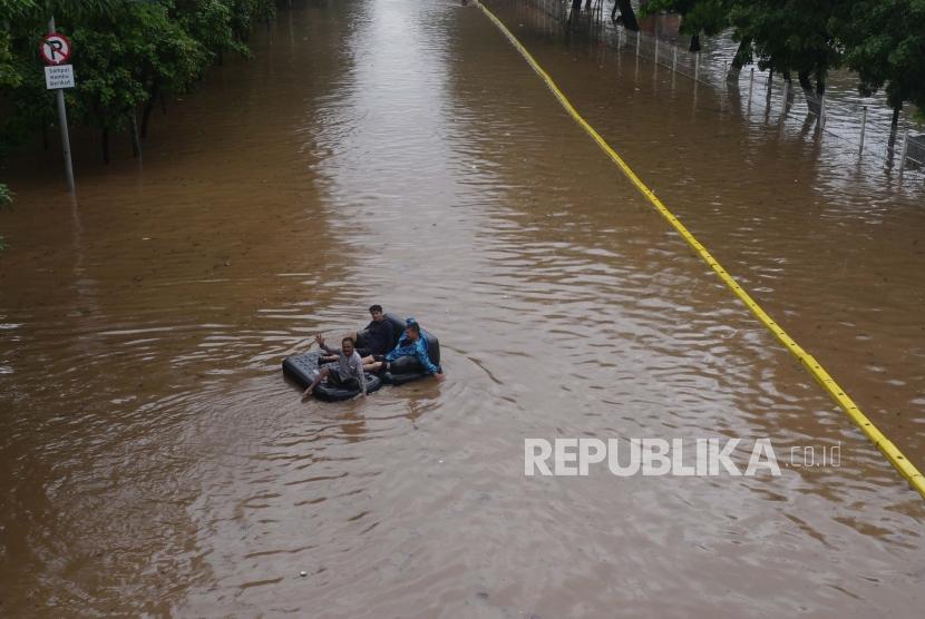 Jalan Perintis Kemerdekaan ketika banjir. Jalan yang sempat ditutup ini sudah bisa dilalui kendaraan, Selasa (7/1) siang.