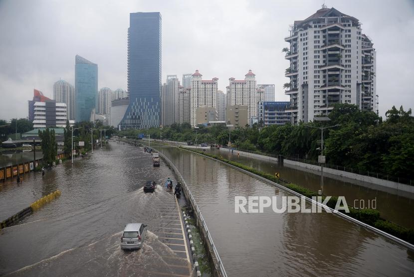 Kendaraan melintasi genangan banjir yang merendam jalan S.Parman, Grogol, Jakarta, Rabu (1/1). Banjir sudah melumpuhkan sejumlah titik, termasuk penerbangan dan bandara.