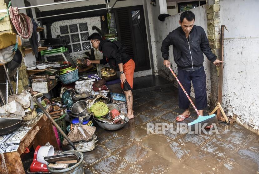 Polisi Petakan Titik Rawan Banjir di Bandung . Warga membersihkan sisa lumpur di rumahnya pascabanjir di Komplek Perumahan Cimareme Indah, Desa Cimareme, Kecamatan Ngamprah, Kabupaten Bandung Barat.