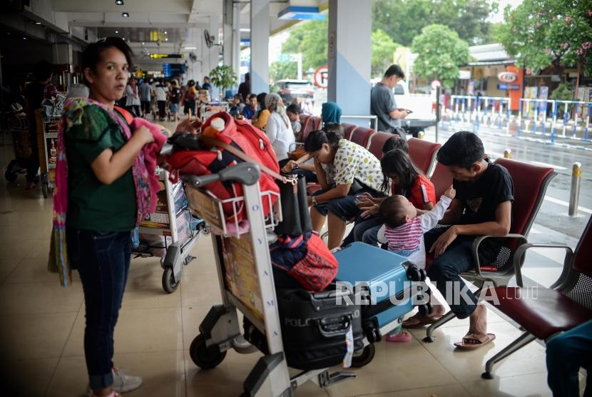Sejumlah calon penumpang pesawat menunggu keberangkatan di Bandara Halim Perdana Kusuma, Jakarta, Selasa (1/1).