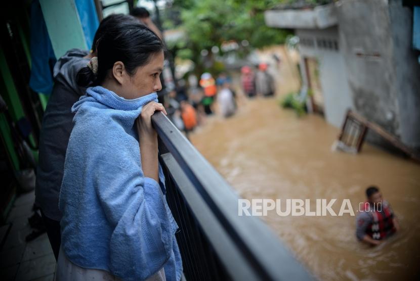 Warga terjebak banjir di Kampung Bayur, Cipinang Melayu, Jakarta Timur, Rabu (1/1).